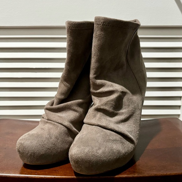 NEW Faryl gray/taupe suede platform ankle boots 8 1/2 - Picture 2 of 5